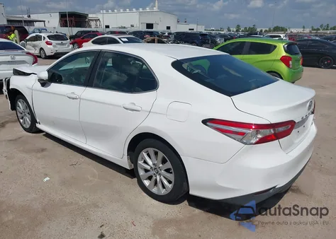 2018 Toyota Camry Le z USA, uszkodzony, nr VIN 4T1B11HK2JU085804